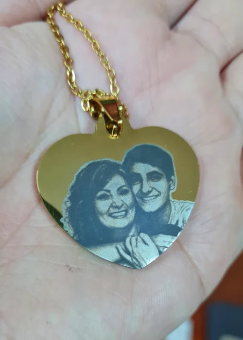Dije de Corazón Dorado Personalizado con Fotograbado Láser